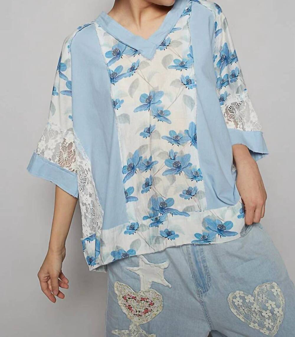 NEW POL denim floral short sleeve top in blue